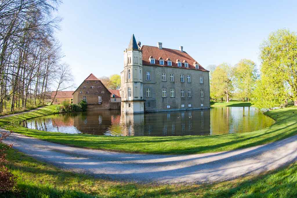 Über uns - Freimaurerloge Phoenix zu den Drei Lichtern in Kamen auf Schloss Heeren.