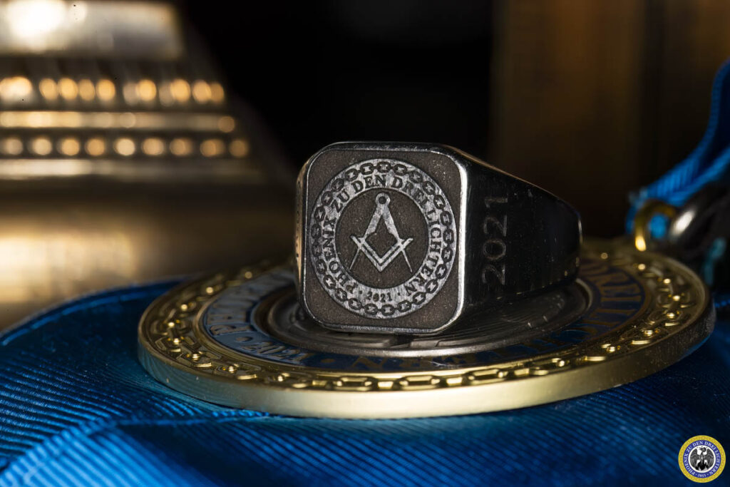 Ring als Siegelring gefertigt für die Freimaurerloge Phoenix zu den Drei Lichtern in Kamen.