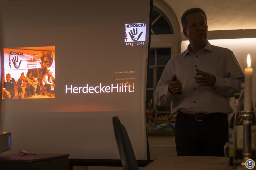 Beim EyeCamp Nepal werden Patientinnen und Patienten in abgelegenen Bergregionen augenärztlich untersucht. Viele erhalten erstmals eine Brille oder eine notwendige Operation gegen Grauen Star.