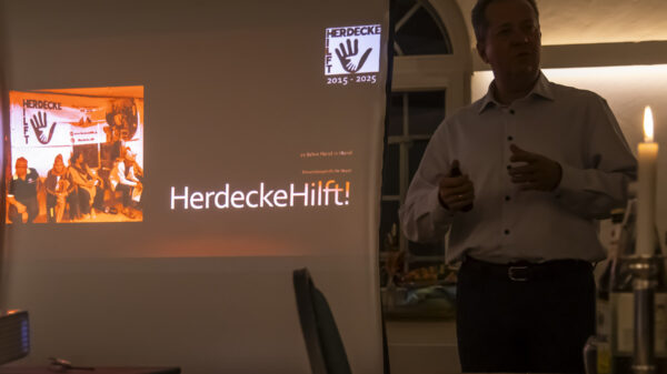 Beim EyeCamp Nepal werden Patientinnen und Patienten in abgelegenen Bergregionen augenärztlich untersucht. Viele erhalten erstmals eine Brille oder eine notwendige Operation gegen Grauen Star.